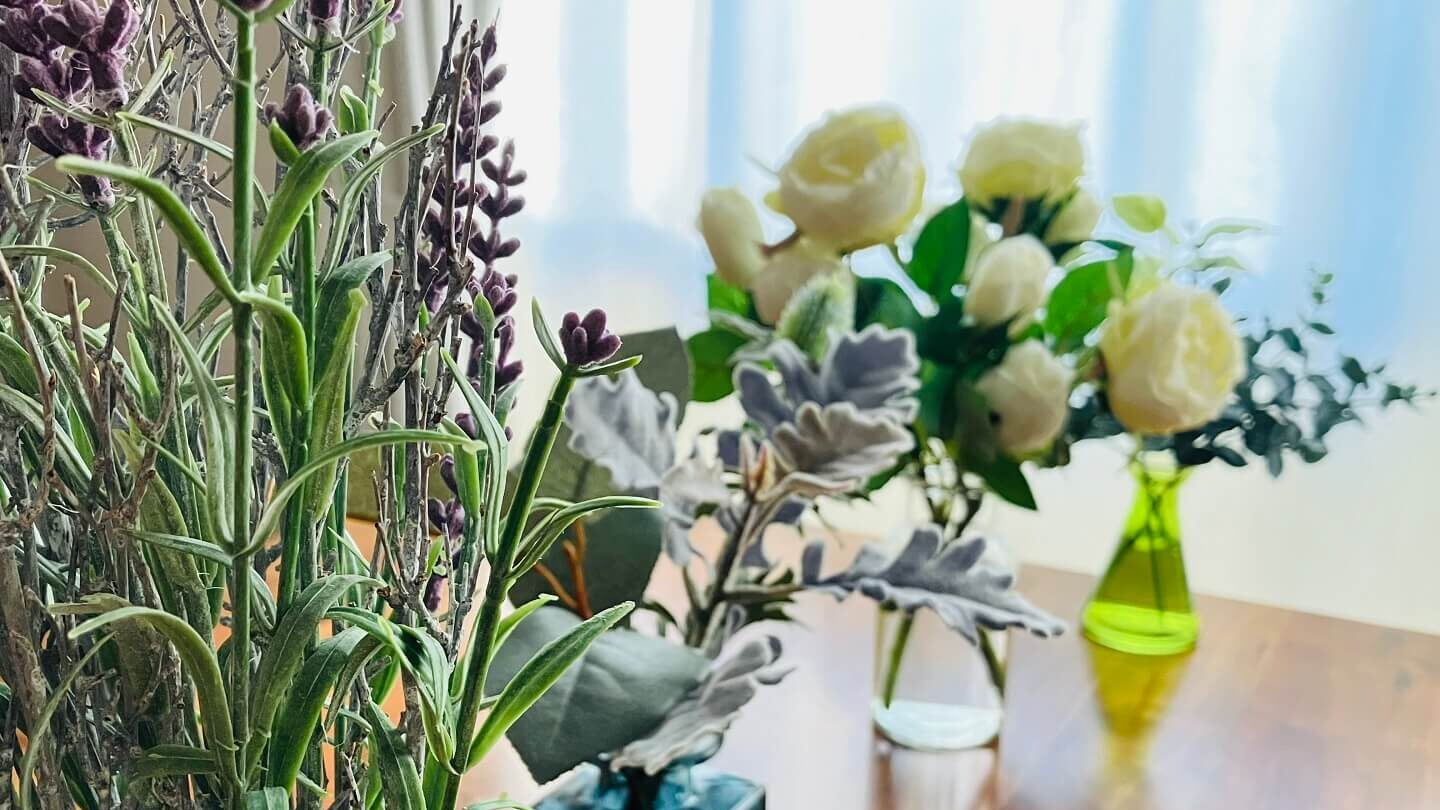 アトリエめいの名前の由来の５月（May）をイメージした花やグリーンが置かれたテーブル