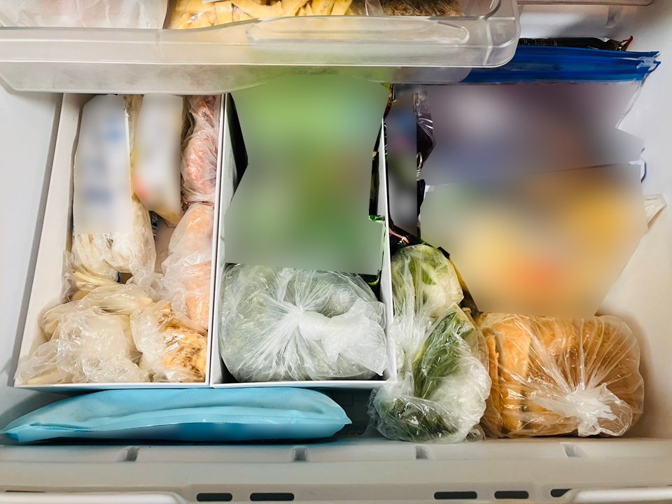 冷凍庫の引き出し下のスペース。食パンや冷凍野菜、冷凍うどんなどが入っている。ボックスで区切ってある。