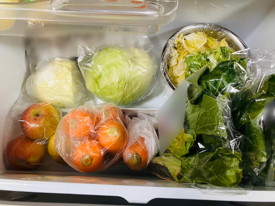 冷蔵庫の野菜室の引き出し下のスペース。葉野菜や、大型の丸型野菜が入っている。