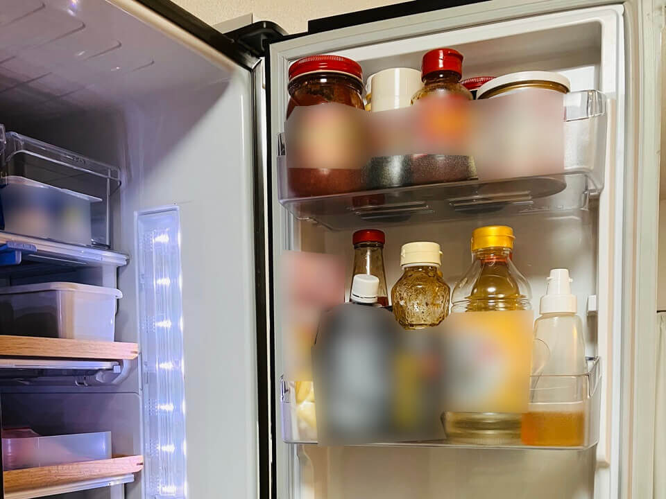 冷蔵庫のサイドポケットに、調味料のボトルなどが入っている。