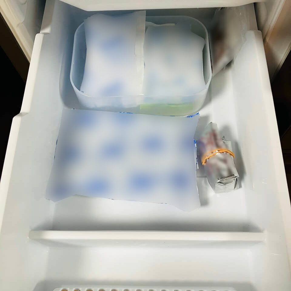 冷蔵庫の製氷室が、保冷材の保管スペースとして使われている。